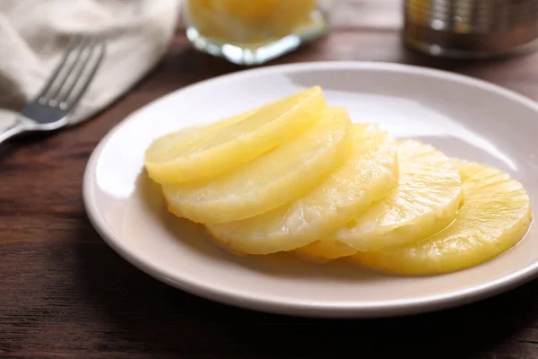 Gustose Fette Ananas Scatola Sul Tavolo Legno Primo Piano — Foto Stock