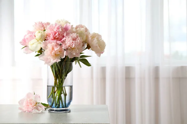 テーブルの上の花瓶に美しい牡丹の花束屋内 テキストのスペース — ストック写真