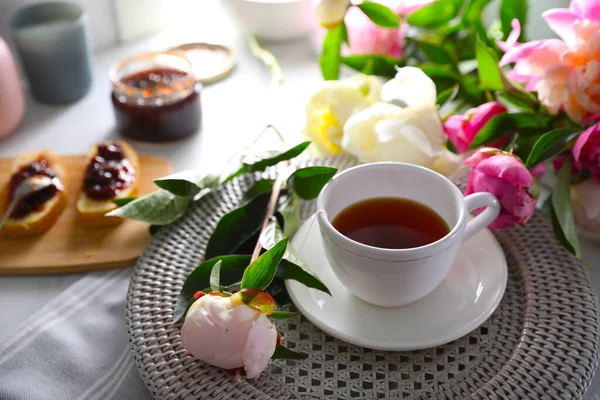 Hermosas Peonías Taza Mesa — Foto de Stock