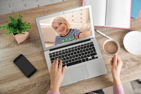 Fiatal Miután Video Chat Nagymamájával Otthon Felső Nézet — Stock Fotó