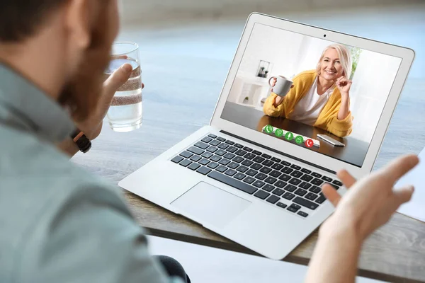 Jeune Homme Ayant Chat Vidéo Avec Grand Mère Maison Concentrer — Photo