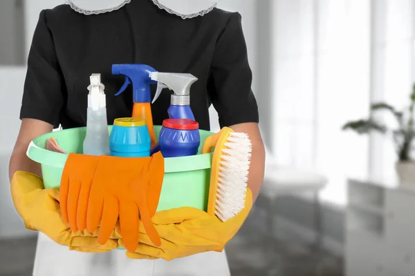 Młoda Pokojówka Plastikową Umywalką Detergentami Biurze Zbliżenie — Zdjęcie stockowe