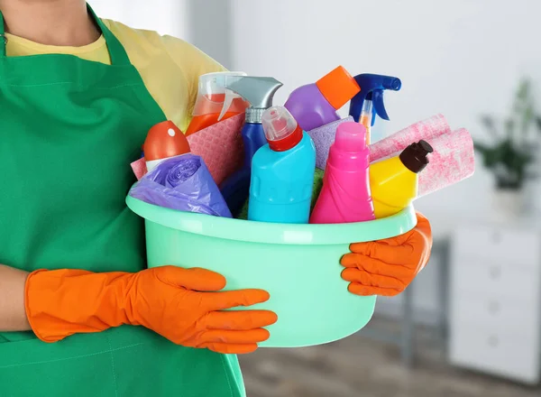 Kobieta Trzymająca Umywalkę Sprzętem Sprzątania Biurze Zbliżenie — Zdjęcie stockowe