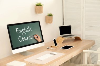 İçerideki öğretmenle çevrimiçi İngilizce öğrenmek için modern bilgisayar