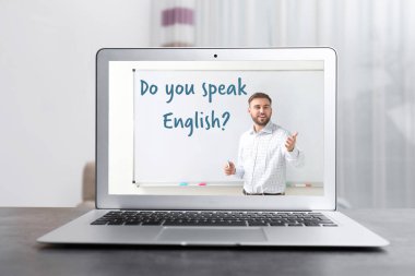İçerideki öğretmenle çevrimiçi İngilizce öğrenmek için modern dizüstü bilgisayar