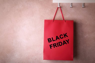 Renk duvarının yanındaki rafta 