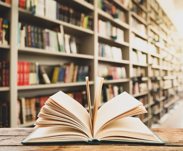 Libro Abierto Tapa Dura Sobre Mesa Madera Biblioteca — Foto de Stock