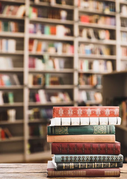 Montón Libros Antiguos Época Mesa Biblioteca — Foto de Stock