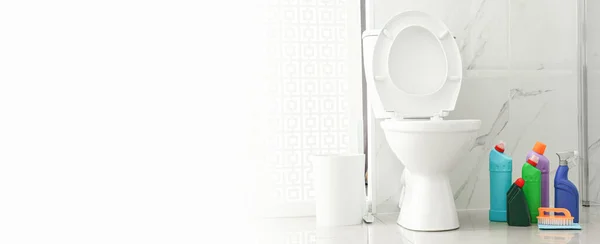 Toilettenschüssel Und Reinigungsmittel Modernen Badezimmer Platz Für Text Bannerdesign — Stockfoto