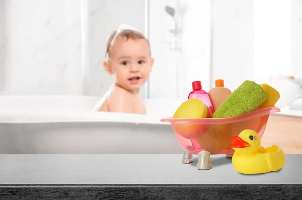 浴室桌上的婴儿化妆品 玩具和洗浴配件 — 图库照片