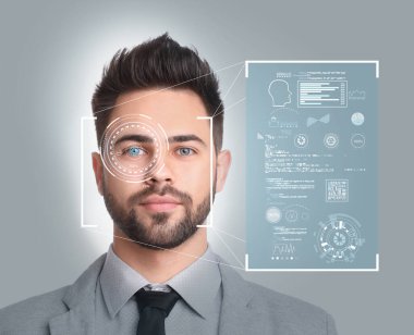 Yüz tanıma sistemi. Yüzünde tarayıcı çerçevesi ve bilgisi olan adam