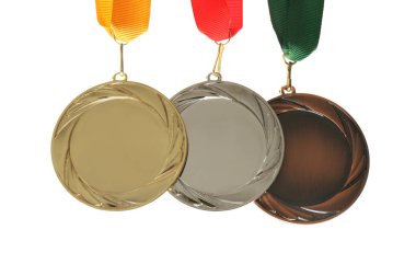 Beyaza izole edilmiş altın, gümüş ve bronz madalyalar. Tasarım için boşluk