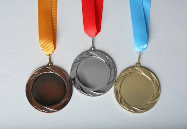 Beyaz arka planda altın, gümüş ve bronz madalyalar, düz yatış. Tasarım için boşluk