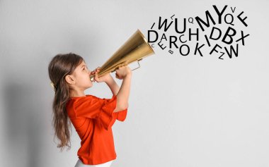 Klasik megafonu ve arka planda harfleri olan sevimli küçük bir kız. Konuşma terapisi kavramı