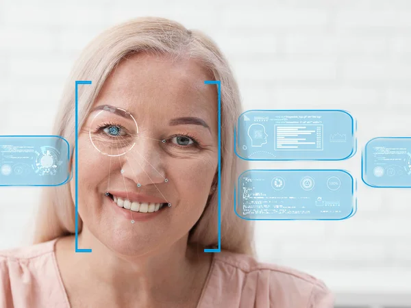 面部识别系统 面部和信息上有扫描仪框架的成熟妇女 — 图库照片