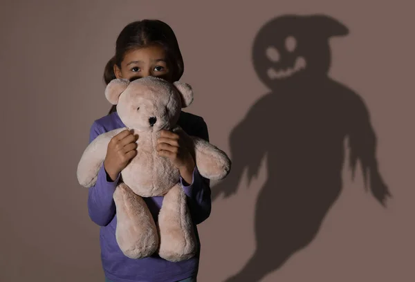 Scared Little Girl Teddy Bear Suffering Sciophobia Phantom Her Irrational — Stock Photo, Image