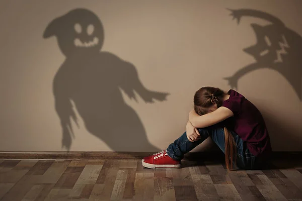 Scared Little Girl Suffering Sciophobia Phantoms Her Irrational Fear Shadows — Stock Photo, Image