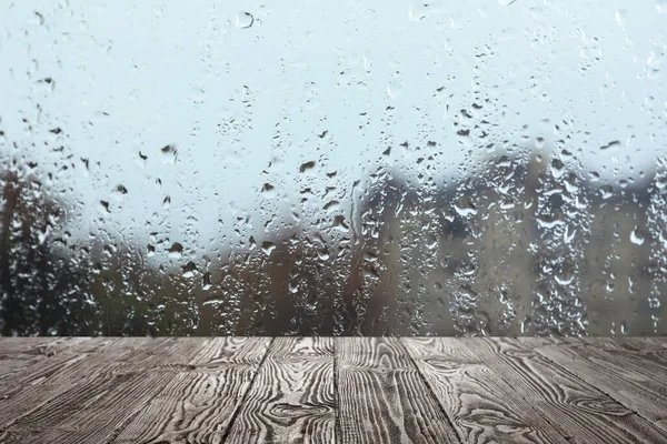 雨の日は窓近くの木のテーブル — ストック写真