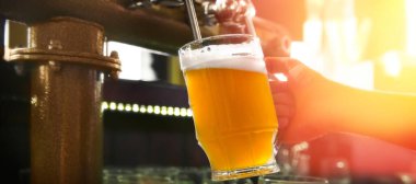 Barmen bardaki bardan bardağa bira dolduruyor. Pankart tasarımı