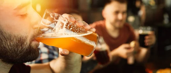 Jeune Homme Buvant Une Bière Savoureuse Dans Pub Espace Pour — Photo