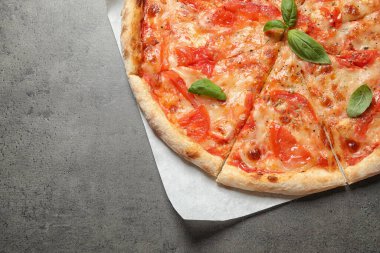 Lezzetli pizza Margherita Gri masada, üst manzara