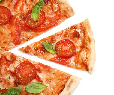 Lezzetli sıcak pizza Margherita beyaz manzarada izole edilmiş.