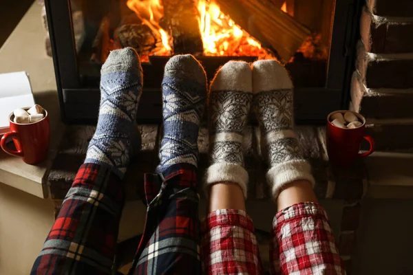 Ζευγάρι Πιτζάμες Που Αναπαύονται Κοντά Στο Τζάκι Κοντά Χειμερινές Διακοπές — Φωτογραφία Αρχείου