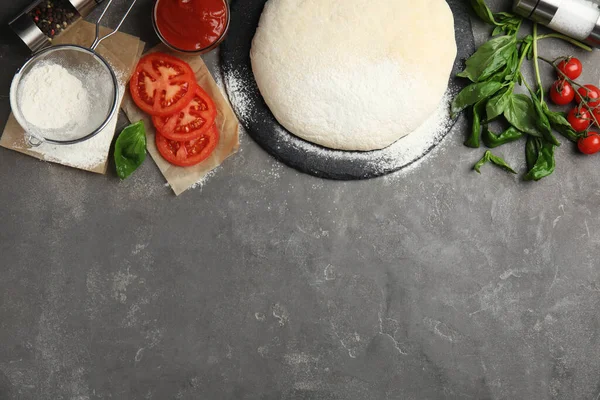 Vlakke Lay Compositie Met Deeg Verse Ingrediënten Grijze Tafel Ruimte — Stockfoto