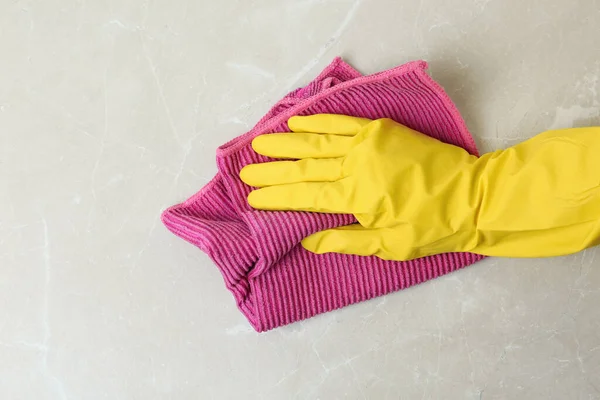 Person Gloves Wiping Grey Marble Table Rag Top View — Stock Photo, Image