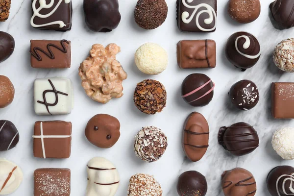 Különböző Ízletes Csokoládé Cukorka Fehér Márvány Asztal Lapos Laikus — Stock Fotó