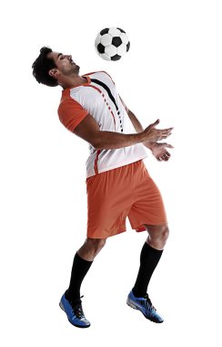 Genç adam beyaz arka planda futbol oynuyor.