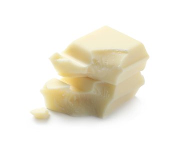 Lezzetli çikolata parçaları beyaza izole edilmiş.