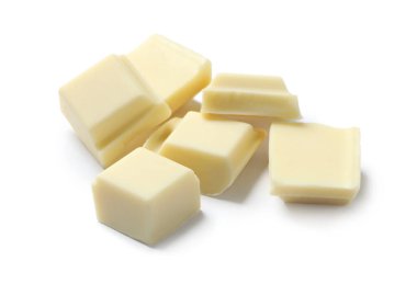 Lezzetli çikolata parçaları beyaza izole edilmiş.