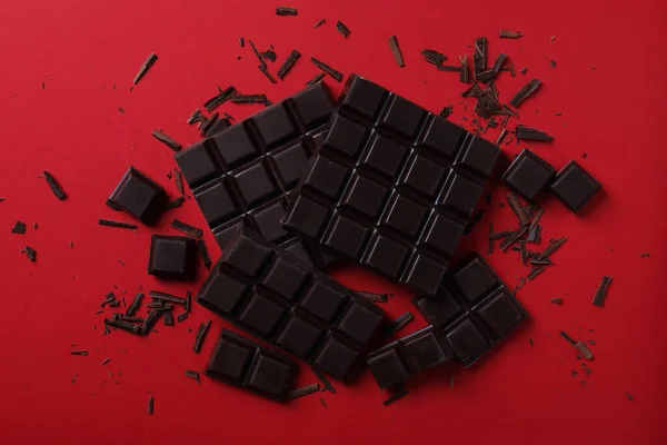 Νόστιμη Μαύρη Σοκολάτα Κόκκινο Φόντο Επίπεδη Lay — Φωτογραφία Αρχείου