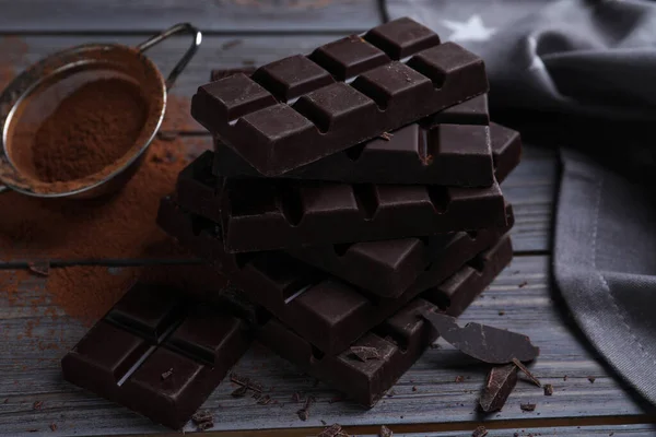 Barras Chocolate Escuro Saborosas Peneira Com Cacau Mesa Madeira — Fotografia de Stock