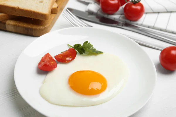 Smaklig Stekt Ägg Med Persilja Och Tomat Vitt Träbord Närbild — Stockfoto