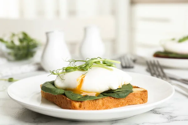 Läcker Pocherad Äggmacka Serverad Vitt Marmorbord — Stockfoto