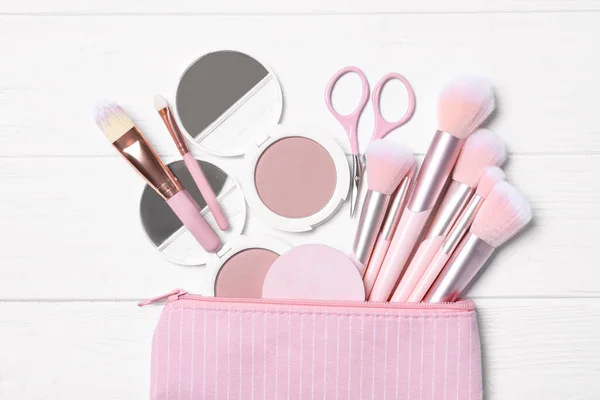 Kosmetiktasche Mit Make Produkten Und Beauty Accessoires Auf Weißem Holzhintergrund — Stockfoto