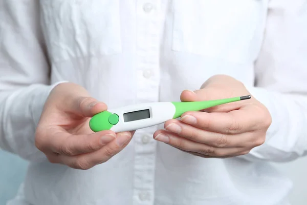 Frau Mit Modernem Digitalem Thermometer Nahaufnahme — Stockfoto