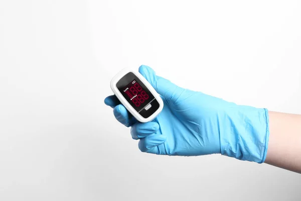 Läkare Handskar Med Fingertopp Pulsoximeter Vit Bakgrund Närbild — Stockfoto