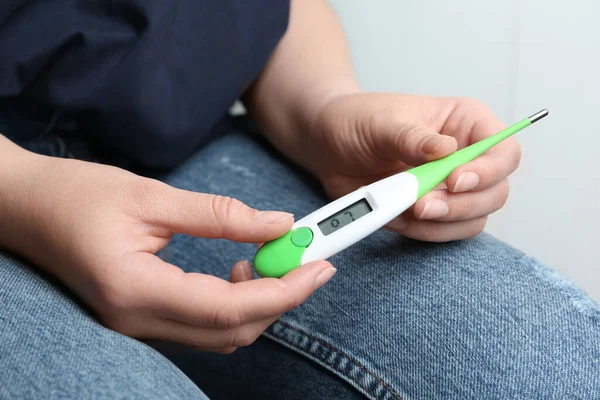 Frau Mit Digitalem Thermometer Auf Hellem Hintergrund Nahaufnahme — Stockfoto