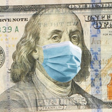 Yüz maskeli 100 dolarlık banknot, yakın plan.