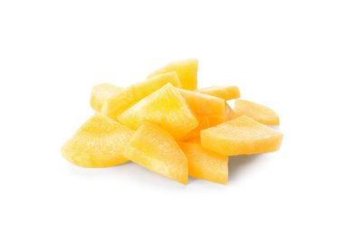 Beyaz üzerinde izole edilmiş çiğ sarı havuç dilimleri.