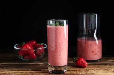 Ahşap masada nane şekerli lezzetli çilekli smoothie.