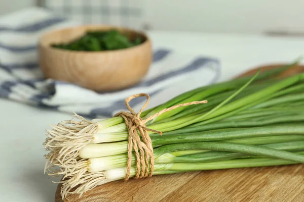 Frische Frühlingszwiebeln Auf Holzbrett Nahaufnahme — Stockfoto