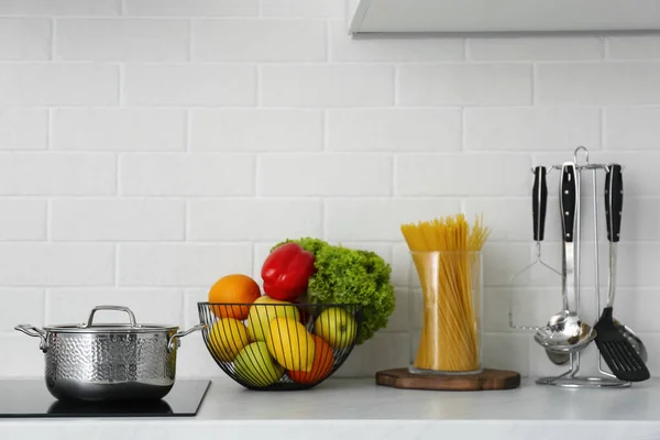 Balcão Cozinha Com Produtos Panela Utensílios — Fotografia de Stock