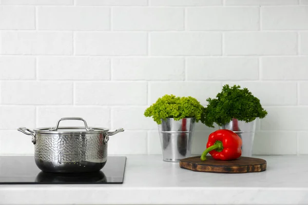 ストーブの上の製品と鍋とキッチンカウンター — ストック写真
