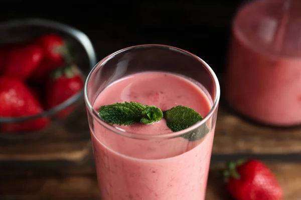 Smoothie Morango Saboroso Com Hortelã Vidro Mesa Close — Fotografia de Stock