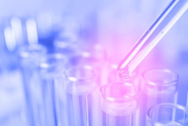 Test tüpüne sıvı damlatıyor, yakın plan. Laboratuvar analizi