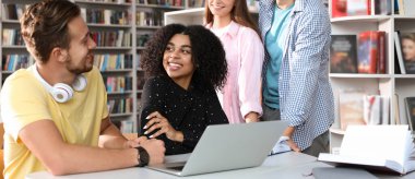 Kütüphanedeki masada bir grup genç öğrenci. Pankart tasarımı